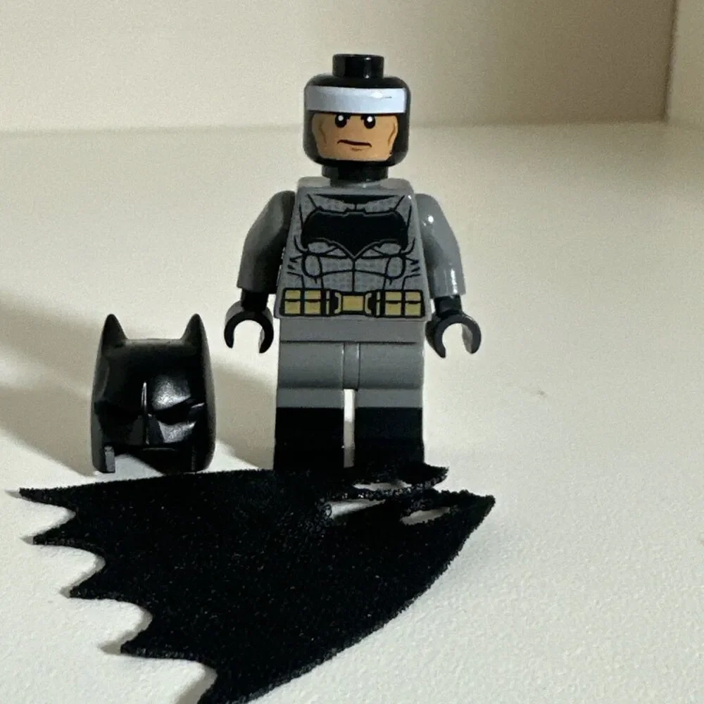 Lego Batman sh0437 Set 76086 - Dark Bluish Gray Suit Gold Belt Minifigure